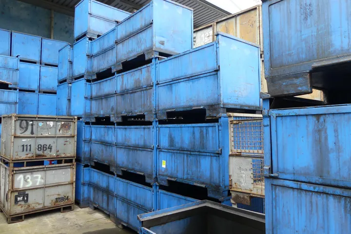 11x Industriebehälter/Metallcontainer (ölverschmiert)